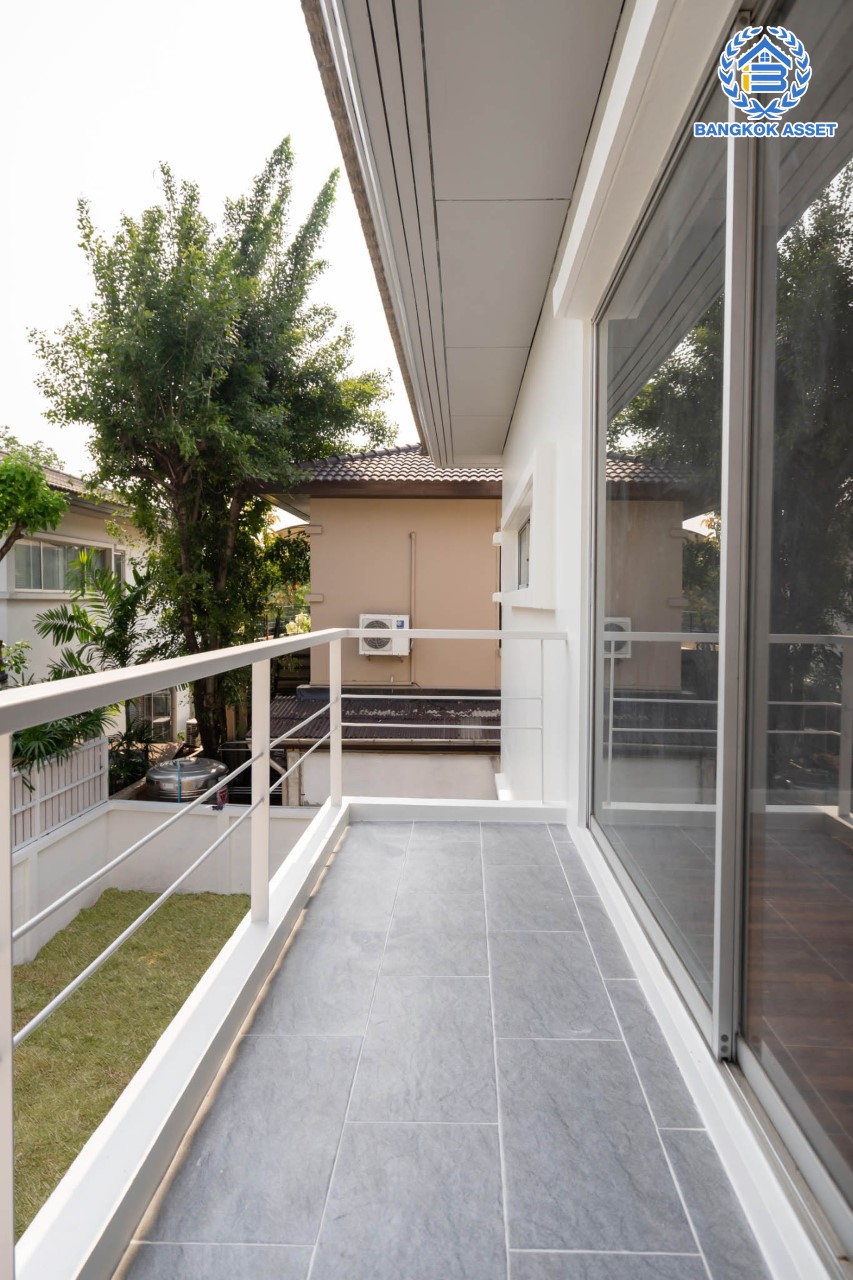 บ้านมือสองตกแต่งใหม่ ม.โนเบิลจีโอ วัชรพล ดีไซน์สุดโดดเด่น เนื้อที่ 65.2 ตร.ว. ฟังก์ชันจัดเต็ม 3 ห้องนอน 5 ห้องน้ำ (ห้องนอนทุกห้องมีห้องน้ำในตัว) 1 ห้องแม่บ้าน จอดรถได้ 2 คัน บนทำเลเดินทางสะดวก ใกล้เซ็นทรัลรามอินทรา, ห้าแยกวัชรพล, จุดขึ้นทางด่วน "ฉลองรัช" และรถไฟฟ้าสายสีชมพู "สถานีวัชรพล"